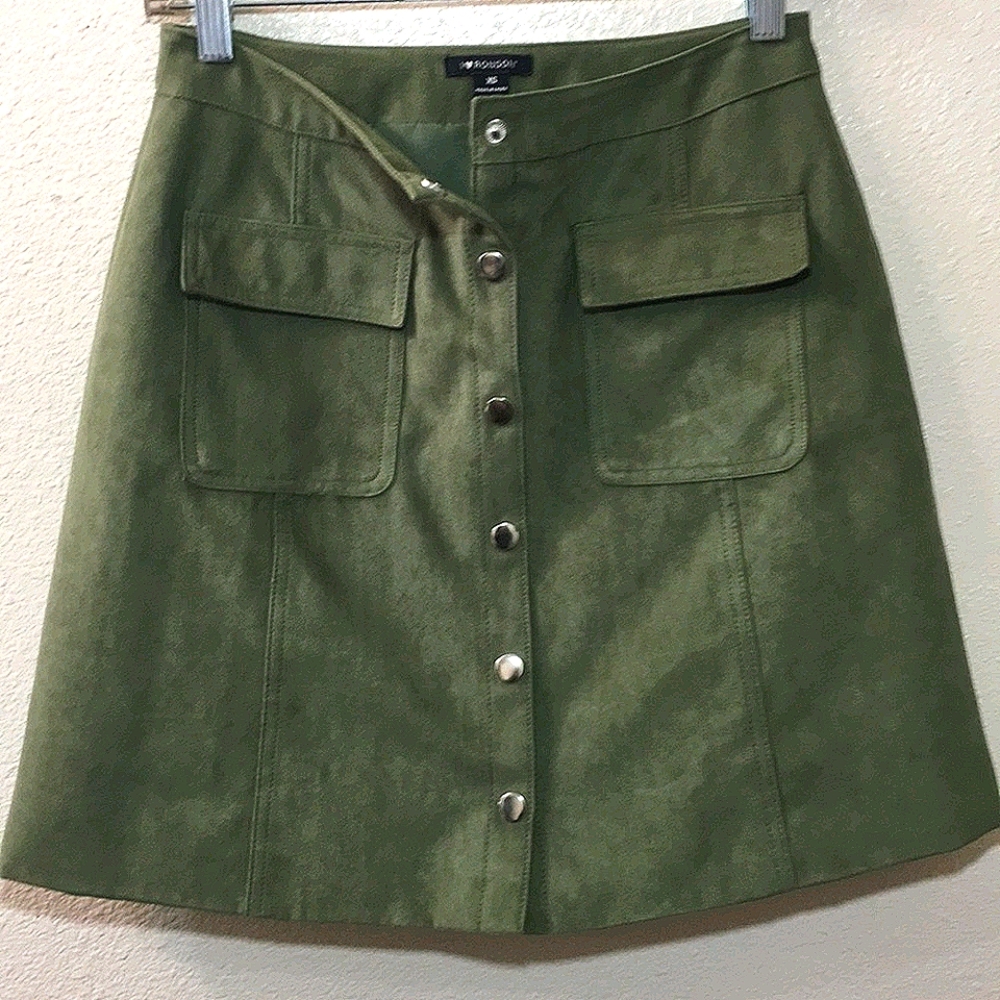 NWOT 🍀Olive Green Vegan Mini Skirt with Pockets! - Picture 3 of 6